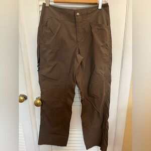 Mountain Hardwear Women’s Dark Brown Hiking Pants with Cargo Pockets. Size 6/32